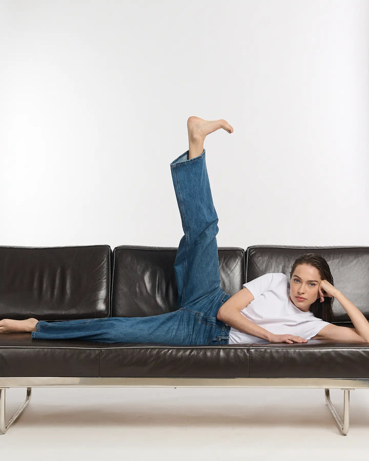 Jean en denim bleu moyen avec coupe large et droite, matière coton confortable, modèle pour femme adapté à toutes les morphologies.