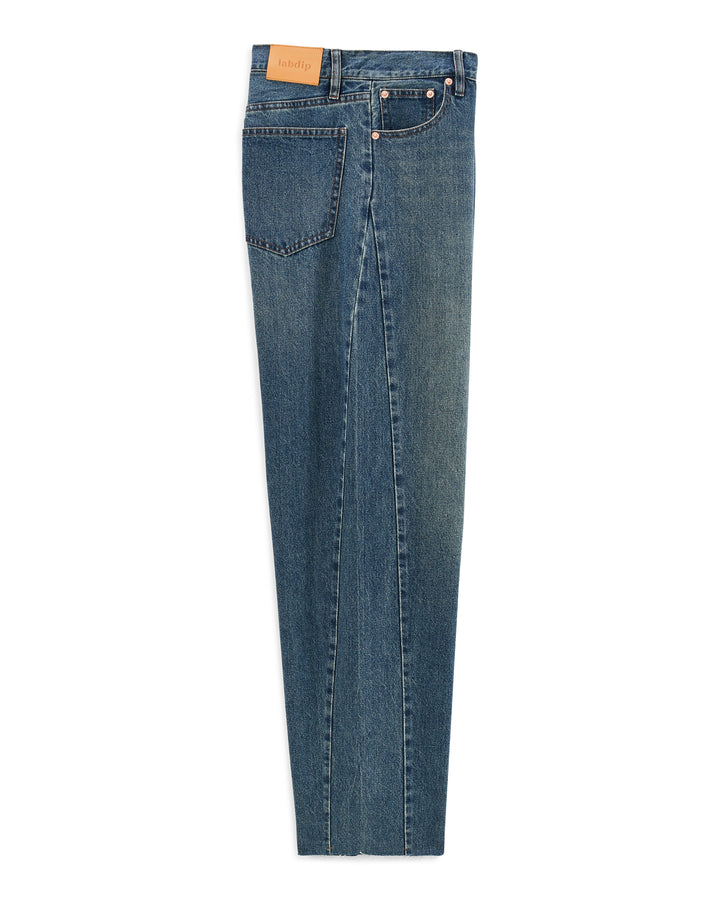 Jean en denim 100 % coton de couleur indigo avec une coupe droite et confortable, conçu pour s’adapter à toutes les morphologies féminines.