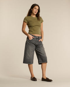 Jean femme en denim gris poussière, coupe large et longue jusqu'aux genoux, tissu 100 % coton au toucher doux, adaptée à toutes les morphologies.