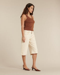 Jean en denim 100 % coton écru, coupe large et mi-longue, offrant un tombé fluide et confortable adapté à toutes les morphologies féminines.