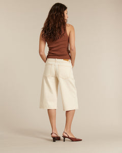 Jean femme denim écru en coton, coupe large et mi-longue, offrant un style décontracté et confortable adapté à toutes les morphologies.