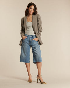 Jean en denim bleu clair 100% coton avec une coupe large et longueur mi-mollet, adaptée à toutes les morphologies pour un confort optimal.