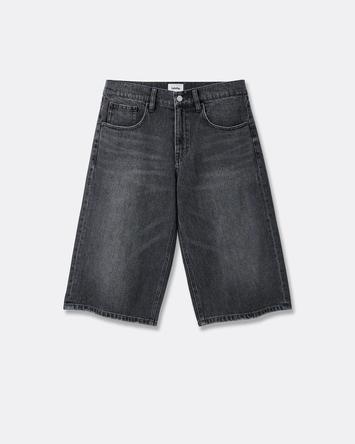 Jean denim gris foncé en coupe large et longueur bermuda, matière 100 % coton offrant un style décontracté et confortable pour femme.