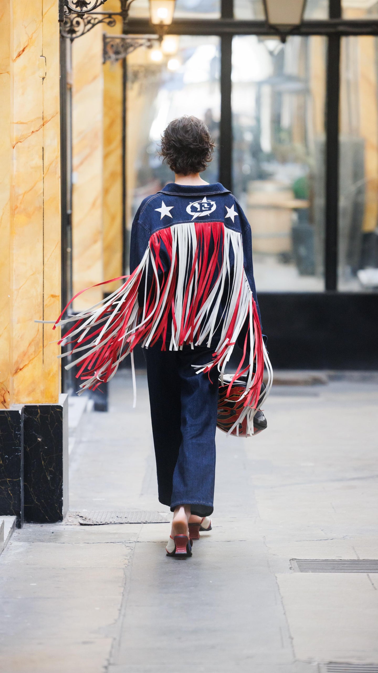 Jean en denim bleu foncé, coupe droite et ajustée au niveau des hanches, fabriqué en coton de qualité, offrant un style classique et épuré adapté à toutes les morphologies féminines.