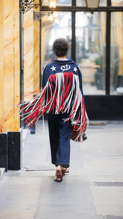 Jean en denim bleu foncé, coupe droite et ajustée au niveau des hanches, fabriqué en coton de qualité, offrant un style classique et épuré adapté à toutes les morphologies féminines.