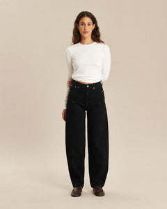 Jean 100% coton noir en denim avec une coupe barrel qui épouse toutes les morphologies, offrant confort et élégance décontractée pour femme.