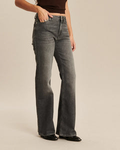 Jean femme en denim gris clair avec coupe droite et taille haute, en coton, s'adaptant parfaitement à toutes les morphologies pour un style confortable et moderne.