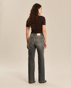 Jean femme en denim léger gris clair, coupe bootcut, matière 100 % coton avec effet délavé pour un style casual et confortable adapté à toutes les morphologies.