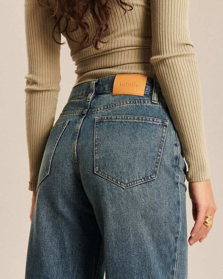 Jean large en denim indigo avec tissu 100 % coton, coupe ample et confortable, conçu pour s’adapter à toutes les morphologies féminines.