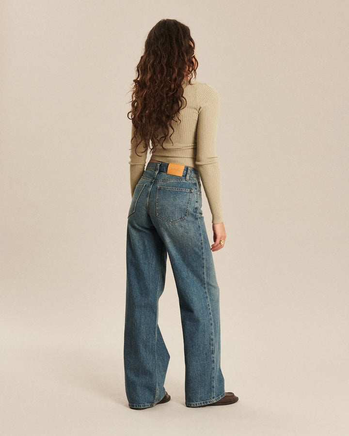 Jean large en denim indigo avec coupe droite, matière 100 % coton offrant un confort optimal et une silhouette adaptée à toutes les morphologies.