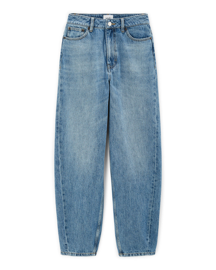 Jean femme en denim 100 % coton bleu clair avec coupe droite légèrement ample offrant un confort idéal pour toutes les morphologies.