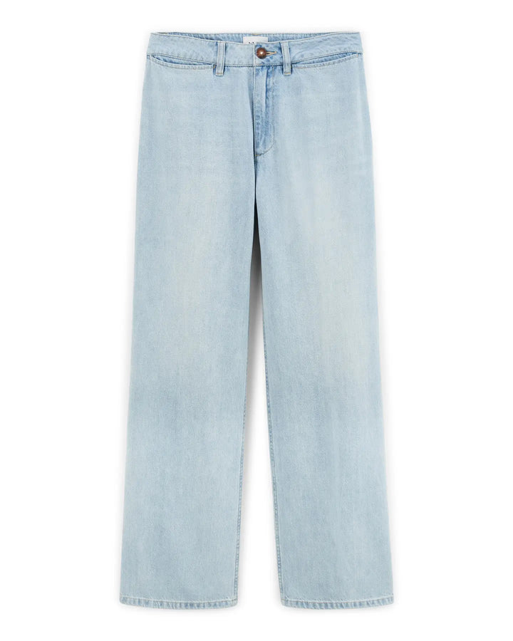 Jean femme en denim léger bleu clair, coupe droite et taille mi-haute, confection 100 % coton pour un confort naturel et un style décontracté.