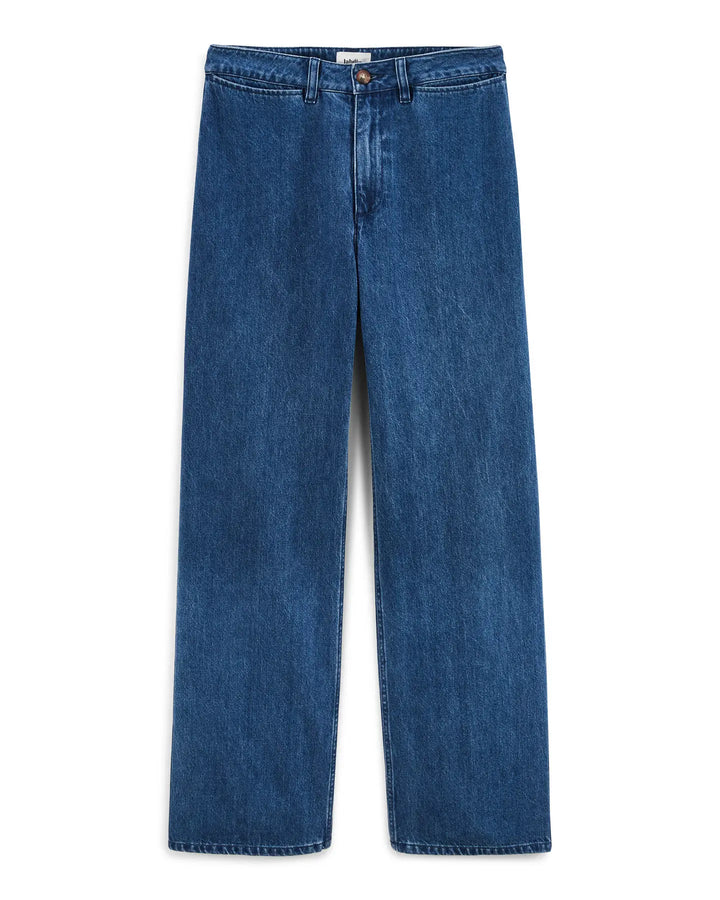 Jean en denim bleu moyen avec coupe droite, matière 100% coton, offrant un confort et une adaptabilité idéale pour toutes les morphologies féminines.