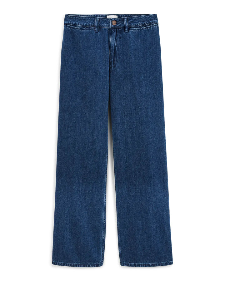 Jean femme en denim bleu moyen, coupe droite large, en coton de qualité, offrant un confort optimal et adapté à toutes les morphologies.