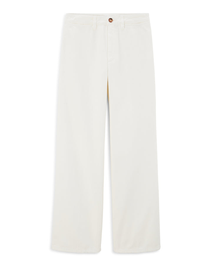 Jean en denim blanc 100% coton avec une coupe large et droite, conçu pour s'adapter confortablement à toutes les morphologies féminines.