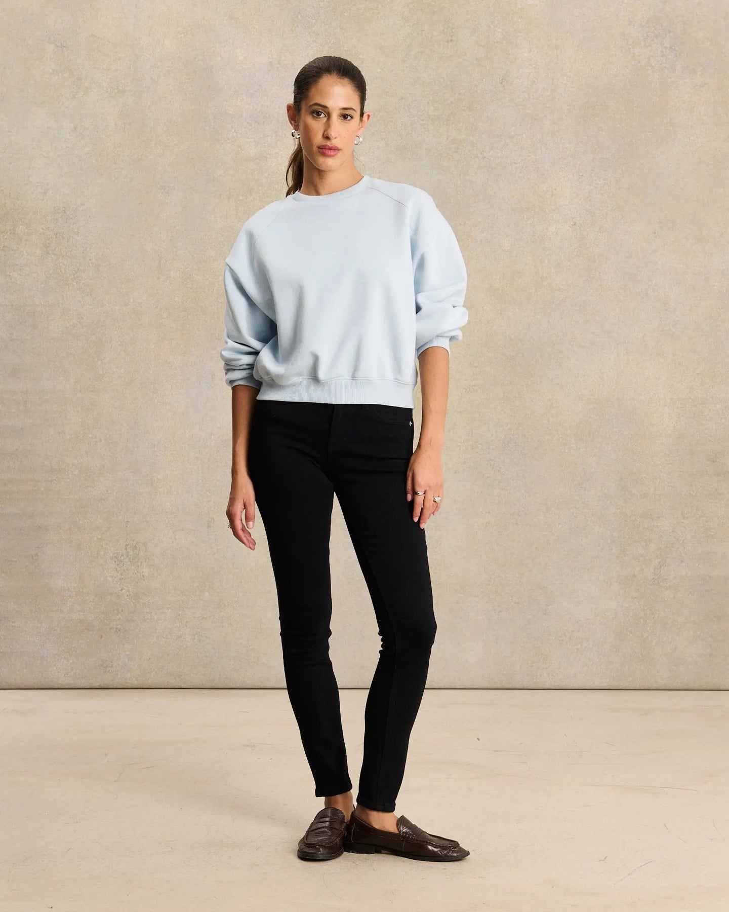 Jean slim noir en denim stretch, coupe ajustée et moderne, conçu pour épouser toutes les morphologies féminines avec confort et élégance.
porté par le mannequin