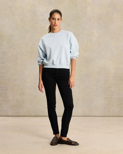 Jean slim noir en denim stretch, coupe ajustée et moderne, conçu pour épouser toutes les morphologies féminines avec confort et élégance.
porté par le mannequin