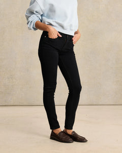 Jean slim noir en denim stretch, coupe ajustée et taille mi-haute, conçu pour épouser toutes les morphologies féminines avec élégance et confort.
porté par le mannequin