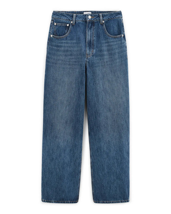Jean femme en denim bleu moyen, coupe droite et ample, tissu 100 % coton avec une texture épaisse et un style décontracté adapté à toutes les morphologies.