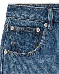 Jean en denim bleu moyen avec matière 100 % coton, coupe droite et détails coutures apparentes, conçu pour s'adapter à toutes les morphologies féminines.