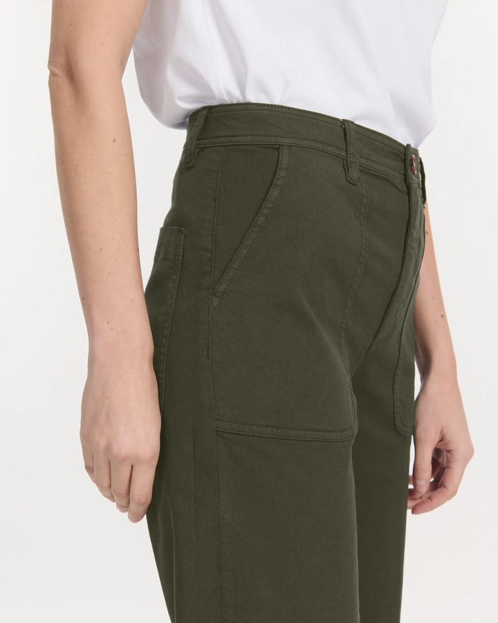 Pantalon femme en toile khaki stretch, coupe droite avec poches utilitaires, matière confortable et ajustée qui s’adapte à toutes les morphologies.