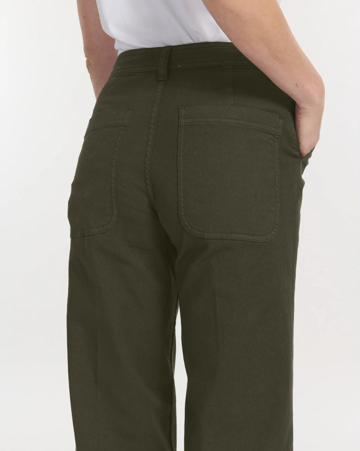Pantalon femme kaki en coton stretch, coupe utility droite avec poches plaquées arrière, matière souple et confortable adaptée à toutes les morphologies.