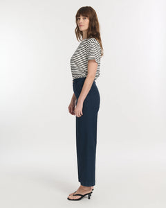 Jean femme en denim stretch de couleur marine, coupe droite et ajustée, s’adaptant parfaitement à toutes les morphologies pour un confort optimal.