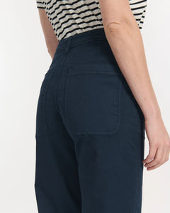 Pantalon en coton marine à coupe droite et taille haute, avec poches plaquées arrière, offrant un ajustement confortable et une silhouette élégante pour femme.
