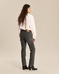 Jean droit en denim 100% coton de couleur gris poussière, coupe ajustée et effet délavé doux, adapté à toutes les morphologies féminines.