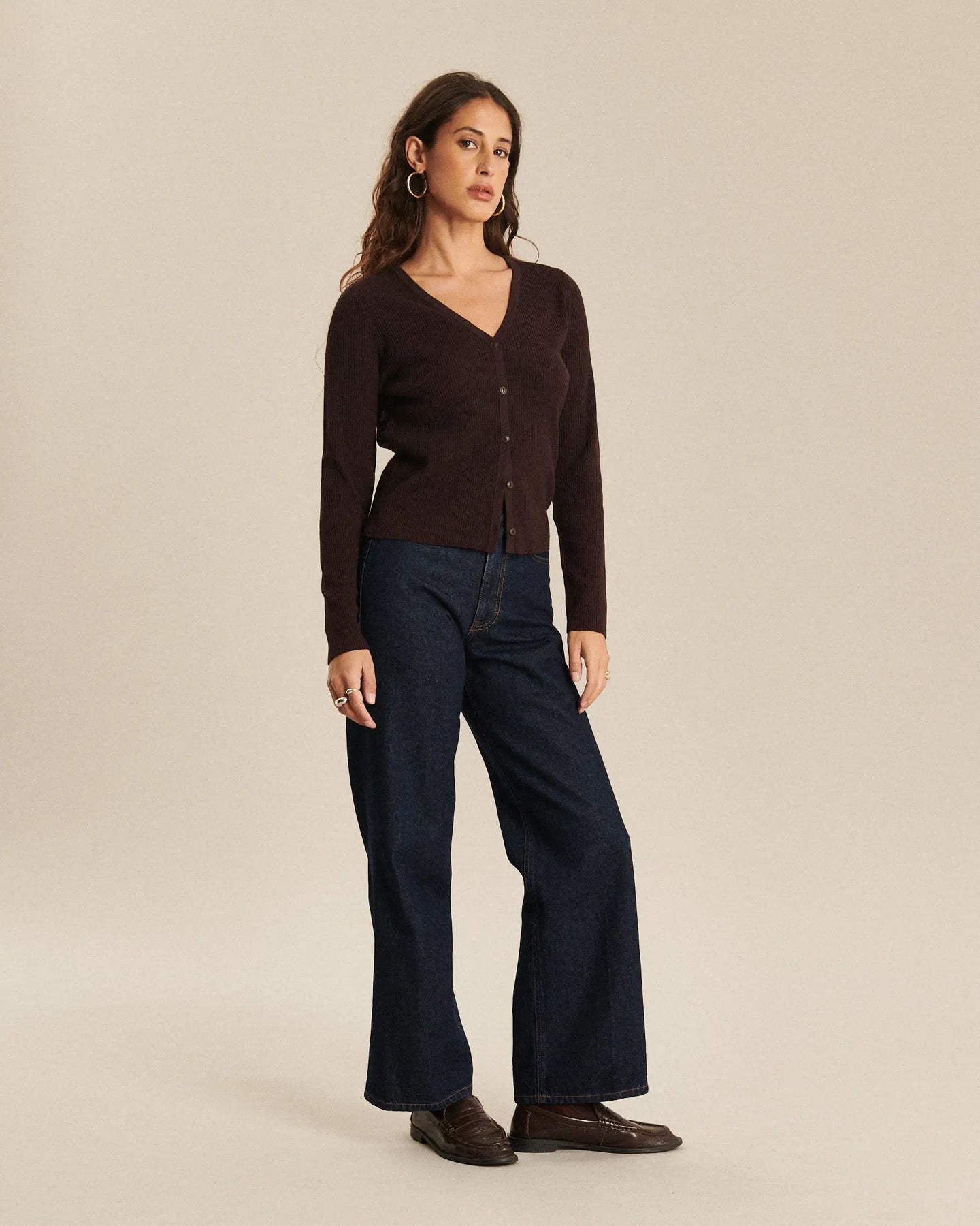 Jean droit en denim brut bleu foncé, coupe large et fluide, matière en coton 100%, conçu pour s’adapter à toutes les morphologies féminines.