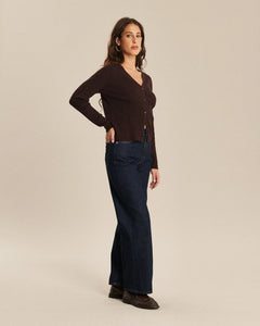 Jean large en denim brut bleu foncé 100% coton avec une coupe droite, offrant un style confortable et adapté à toutes les morphologies féminines.