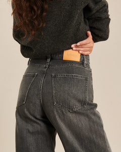 Jean droit en denim 100 % coton de couleur gris poussière, coupe longue et large, adapté à toutes les morphologies féminines pour un style confortable et moderne.
porté par le mannequin de dos