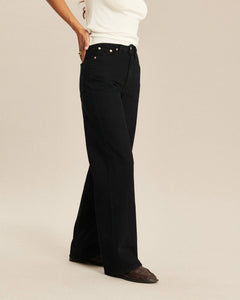 Jean droit noir en denim 100 % coton avec une coupe large et longue, idéal pour femme cherchant un pantalon confortable et élégant adapté à toutes les morphologies.
porté par le mannequin de face
