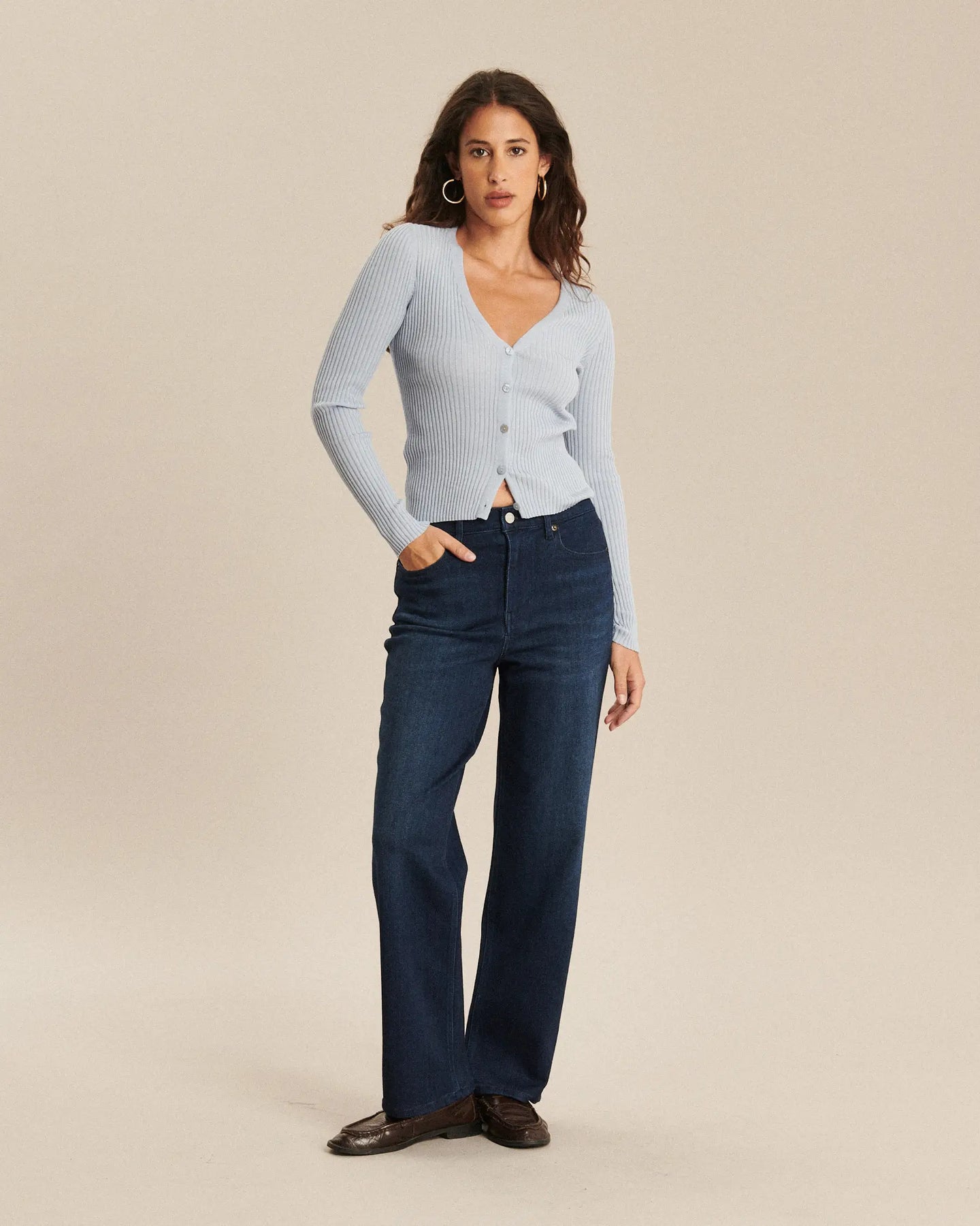 Jean denim bleu stormy sombre, coupe droite et large, 100 % coton, matière épaisse et confortable, jean pour femme adapté à toutes les morphologies.