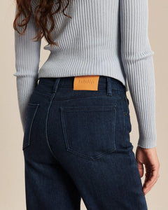 Jean droit en denim bleu foncé avec une coupe large et fluide, matière 100% coton, idéal pour femme recherchant confort et style adaptable à toutes morphologies.