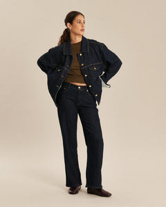 Jean droit pour femme en denim 3D bleu foncé, coupe ajustée à la taille avec une jambe légèrement large, en coton de qualité offrant un tombé naturel et confortable.