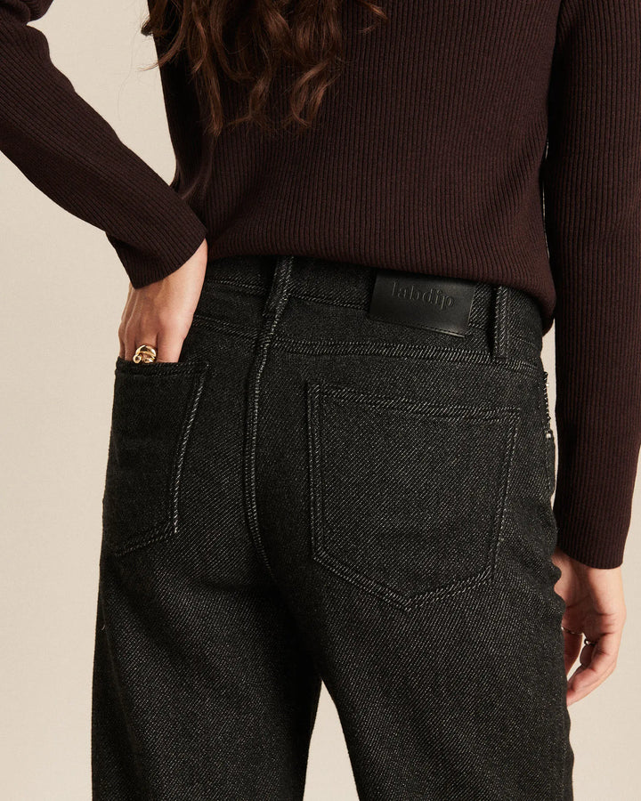 Jean droit femme en denim 3D gris foncé avec une coupe large, matière coton épaisse et structure robuste, idéal pour toutes les morphologies.