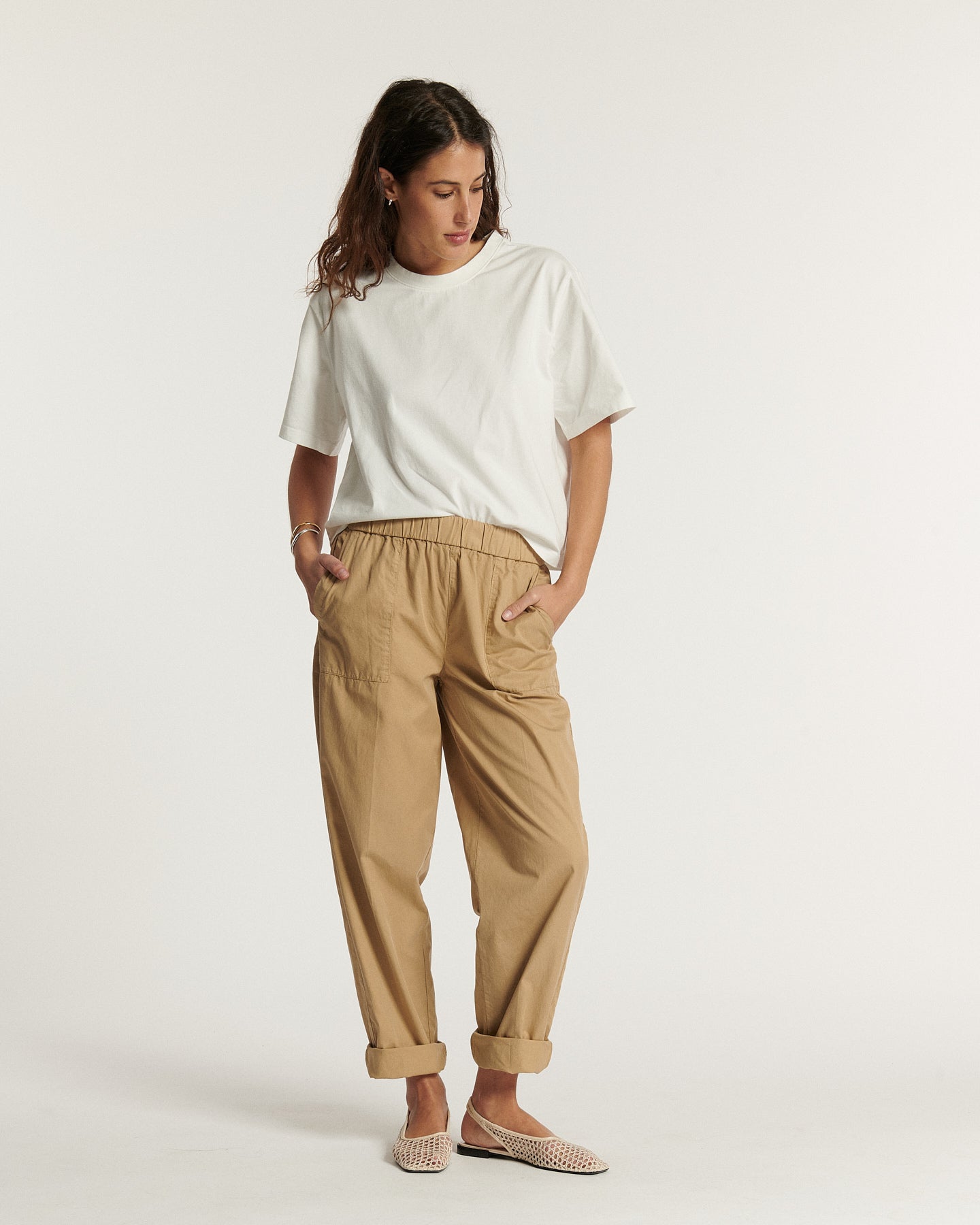 Pantalon femme en popeline légère couleur praline, coupe droite et décontractée avec taille élastique pour un ajustement confortable et polyvalent.