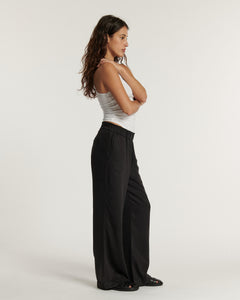 Pantalon fluide noir en tissu tencel, coupe droite large et confortable, s'adapte à toutes les morphologies pour un style élégant et décontracté.
