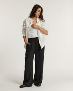 Pantalon fluide noir en tencel au toucher doux, coupe large et droite avec taille élastique, idéal pour femme recherchant confort et élégance décontractée.