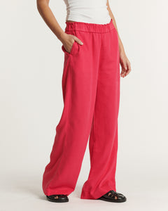 Pantalon fluide en tissu coton tencel rouge cerise avec taille élastique, coupe large et décontractée, idéal pour une silhouette féminine et confortable.