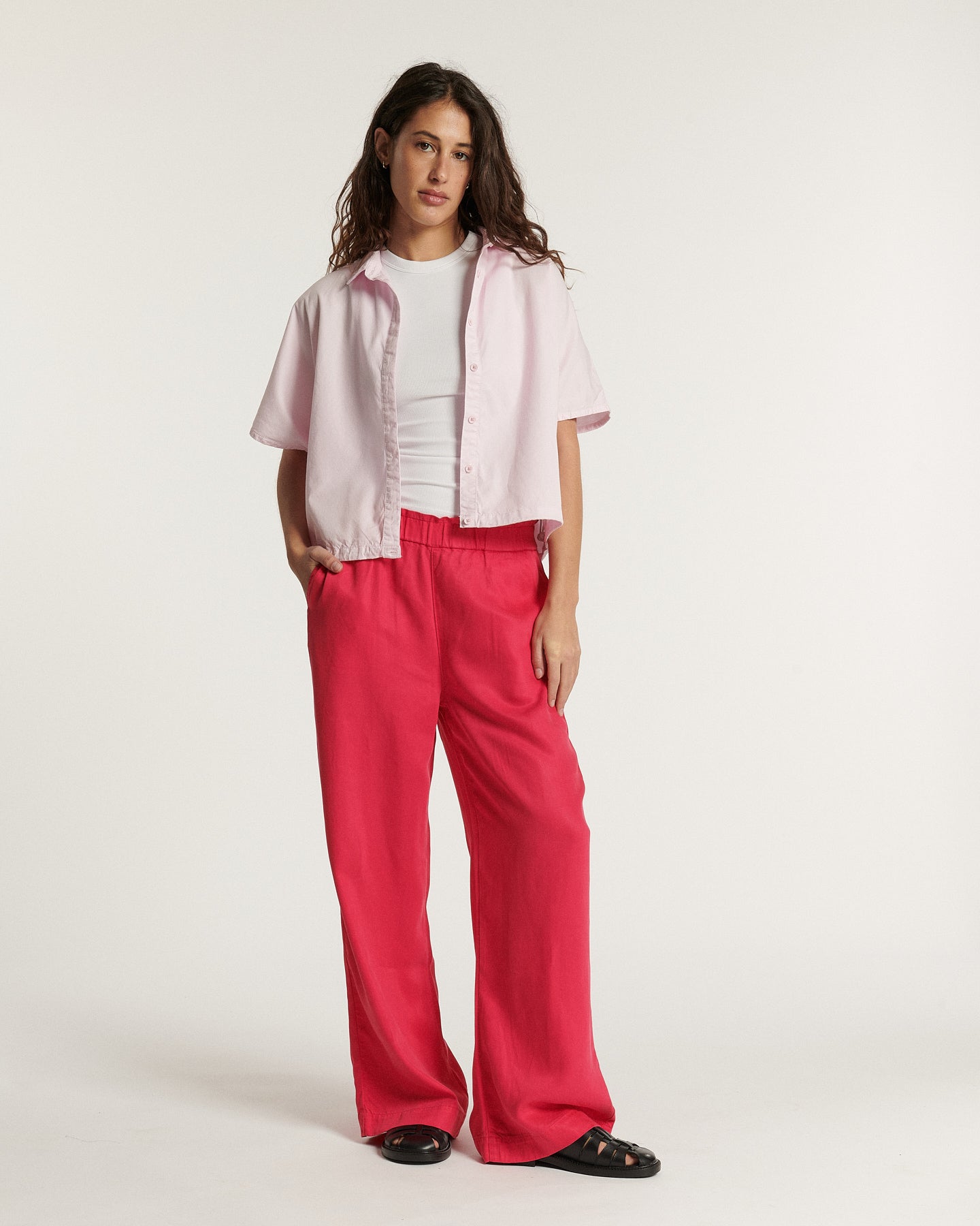 Jean féminin en tencel couleur cerise, coupe large et fluide, matière douce et légère, idéal pour un confort estival tout en élégance.
