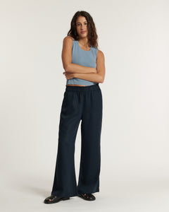 Jean large pour femme en tissu fluide bleu marine avec coupe droite et taille élastiquée, offrant un confort adapté à toutes les morphologies.