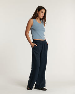 Jean pour femme en denim marine foncé, coupe large et fluide avec taille élastiquée, offrant un confort optimal et une silhouette décontractée.