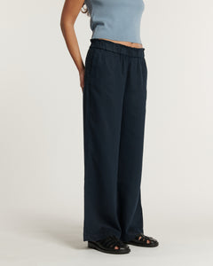 Jean femme fluide bleu marine en tissu doux type Tencel, coupe large et droite avec taille élastiquée, offrant un confort idéal pour toutes morphologies.