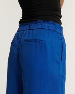 Jean femme en Tencel bleu outremer, coupe droite et taille élastiquée, tissu fluide et léger pour un confort optimal adapté à toutes les morphologies.