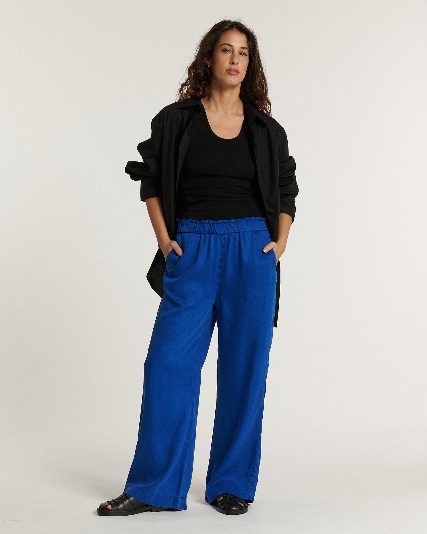 Pantalon fluide en tissu Tencel bleu intense avec taille élastique, coupe large et confortable, idéal pour femme recherchant un style décontracté et élégant.