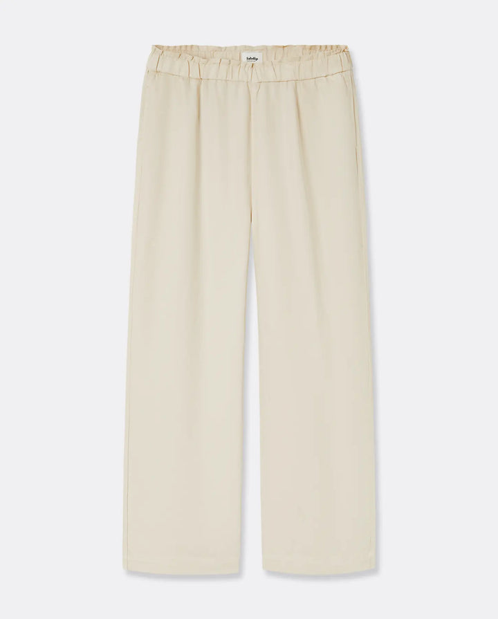 Pantalon femme léger couleur écume en tissu Tencel fluide, coupe droite avec taille élastiquée pour un confort adapté à toutes les morphologies.