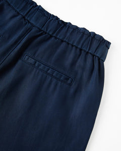 Jean femme en tissu tencel marine, coupe droite avec taille élastique pour un ajustement confortable, matière fluide et douce adaptée à toutes les morphologies.