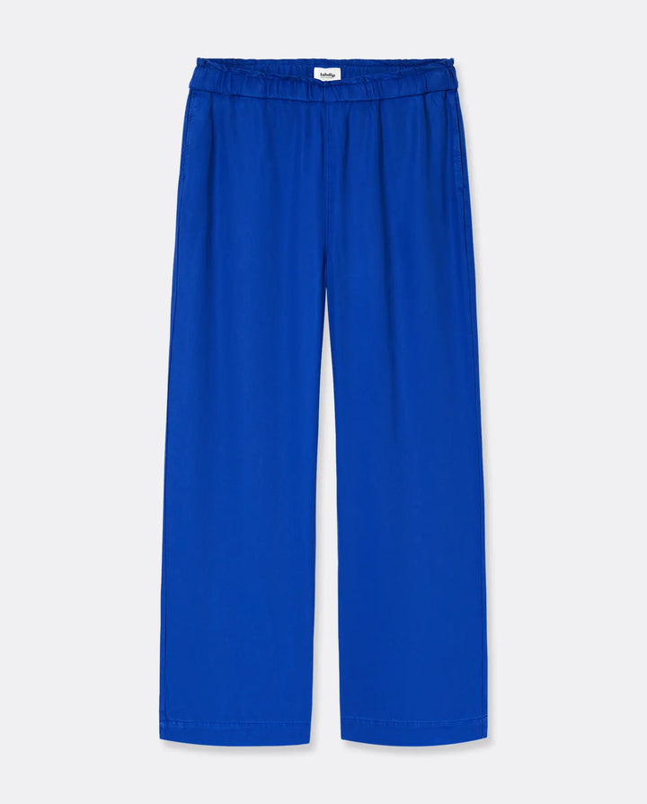 Pantalon femme en Tencel bleu profond, tissu fluide et léger, taille élastiquée, coupe droite ample pour un confort idéal adapté à toutes les morphologies.